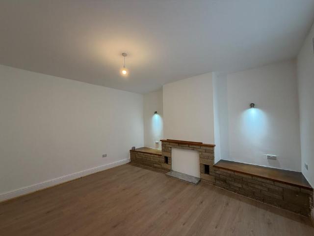 Blackmoorfoot Road, Huddersfield, HD4 2 bed terraced house to rent £850 pcm £196 pw