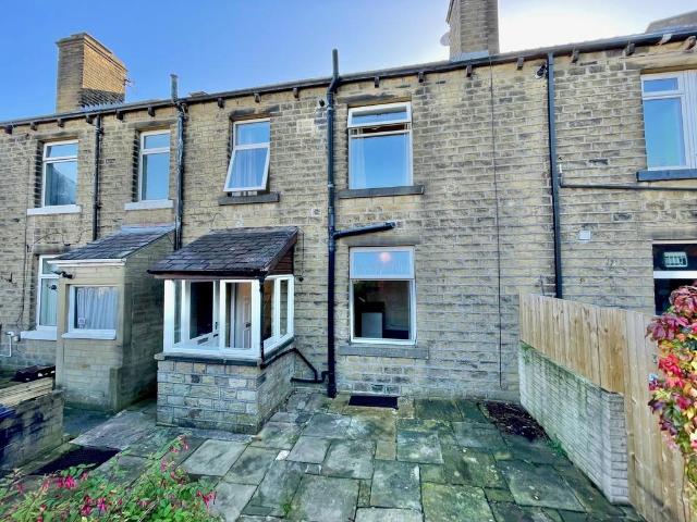 Blackmoorfoot Road, Huddersfield. 2 bed terraced house to rent £650 pcm £150 pw