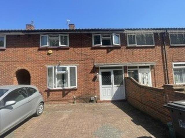 Blackmore Crescent, Woking GU21 1 bed in a house share to rent £735 pcm £170 pw
