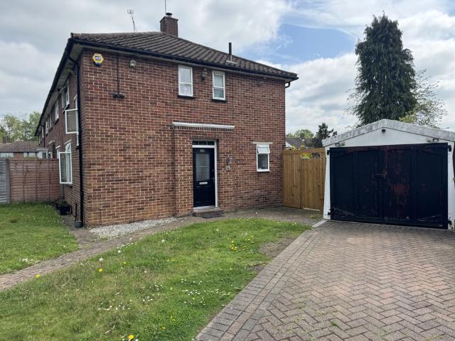 Blackmore Crescent, Woking GU21 2 bed end of terrace house to rent £1,850 pcm £427 pw