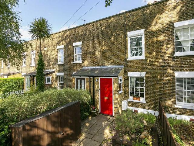 Blackmores Grove, London, TW11 9AF, United Kingdom | 2 bed house for rent #139333434 | Rentberry