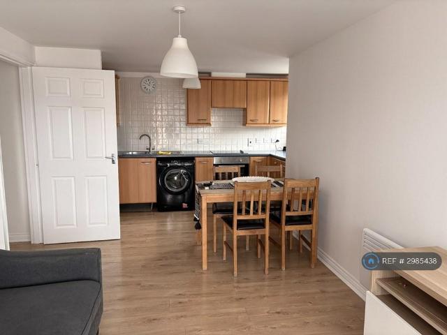 Blackburn Way, Hounslow, TW4 2 bed flat to rent £1,800 pcm £415 pw
