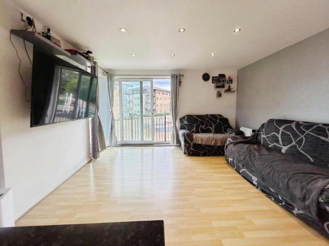 Blackburn Way, Hounslow, TW4 2 bed flat to rent £1,800 pcm £415 pw