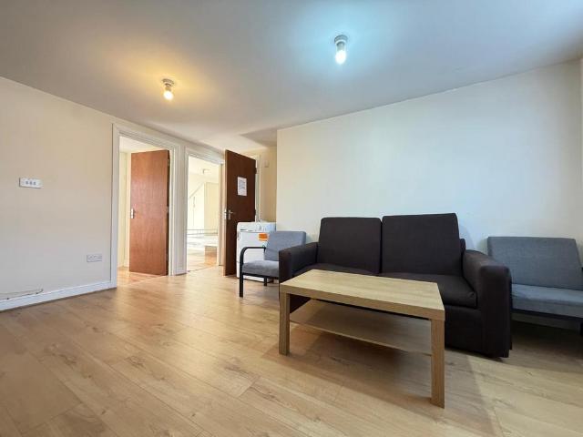 Blackberry Farm Close, Hounslow TW5 2 bed flat to rent £1,650 pcm £381 pw