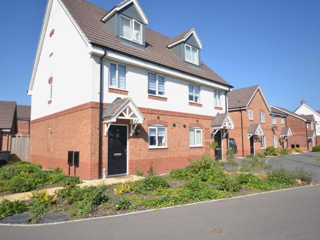 Blackberry Lane, Stratford Upon Avon. 2 bed house to rent £1,425 pcm £329 pw