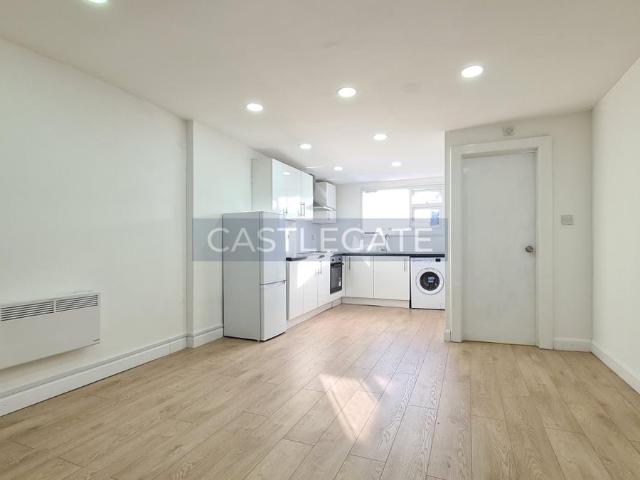 Blacker Road, Birkby, Huddersfield HD1, 1 bed flat to rent, £500 pcm | PrimeLocation