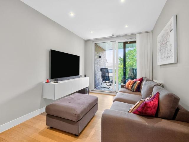 Blackfriars Road London SE1 1 bed flat to rent £2,700 pcm £623 pw