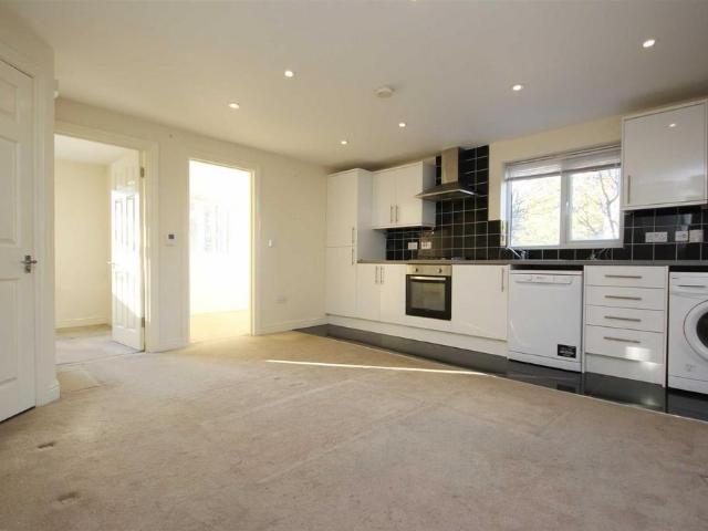 Blackhorse Lane, Walthamstow, E17 2 bed flat to rent £1,600 pcm £369 pw