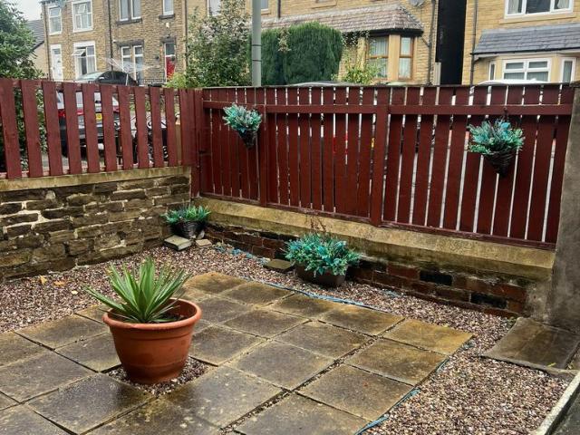 Blackhouse Road, Huddersfield HD2 3 bed terraced house to rent £850 pcm £196 pw