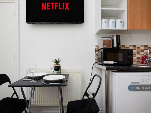 Blackhouse Road, Huddersfield, HD2 Studio to rent £750 pcm £173 pw