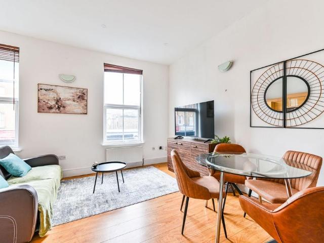 Blackstock Road, Finsbury Park. 2 bed flat to rent £3,749 pcm £865 pw