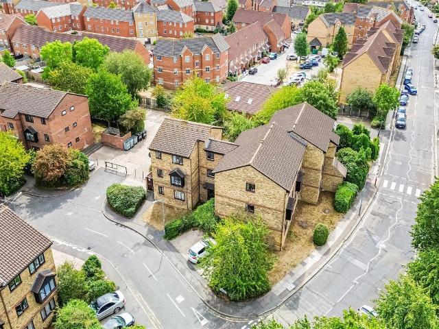 Blacksmiths Close, Romford RM6, Studio to rent, £1,250 pcm | PrimeLocation