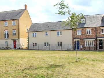 Blackthorn Mews, Carterton, Oxfordshire OX18, 2 bed flat to rent, £1,250 pcm | PrimeLocation