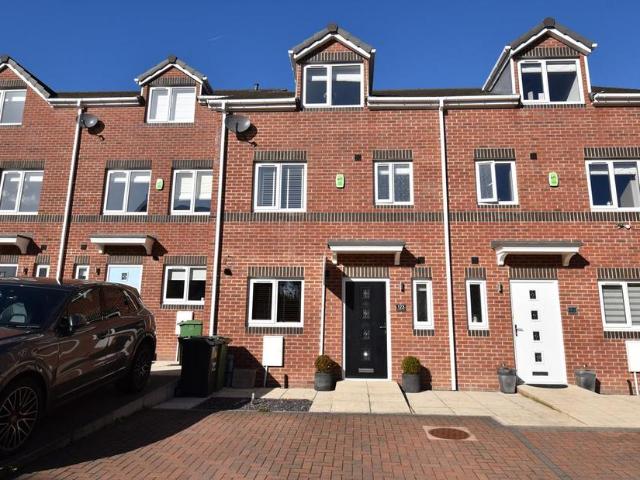 Blackthorn Drive, Huddersfield HD3 3 bed townhouse to rent £1,500 pcm £346 pw