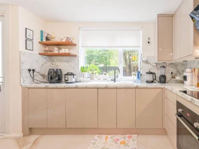 Blackthorn Street, Bow E3, 5 bed town house to rent, £3,600 pcm | PrimeLocation