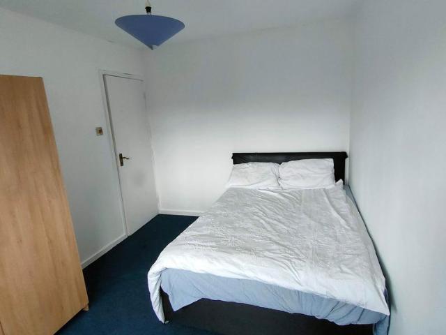 Blackwall Lane, London SE10 2 bed house share to rent £850 pcm £196 pw
