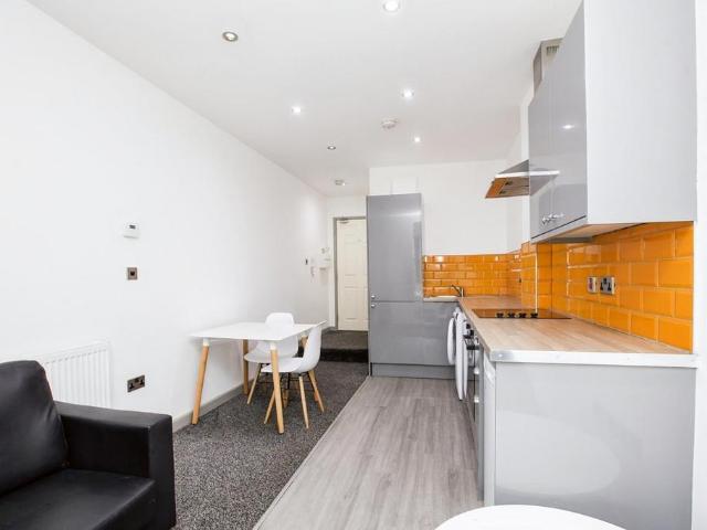 Blackwall, West Yorkshire HX1 Studio to rent £575 pcm £133 pw