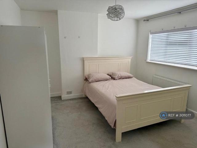 Blackwell Drive, Watford, WD19 1 bed in a house share to rent £799 pcm £184 pw