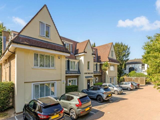 Blagdens Lane Southgate N14 2 bed apartment to rent £3,500 pcm £808 pw