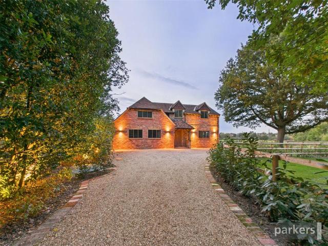 Blagrove Lane, Berkshire RG41 3 bed detached house to rent £3,500 pcm £808 pw
