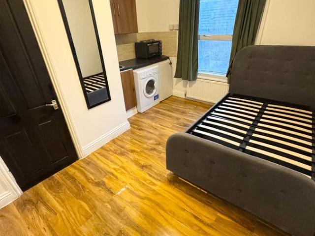 Blagrove Road, London W10, Studio to rent, £1,200 pcm | PrimeLocation
