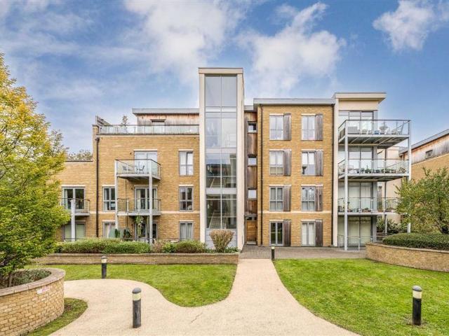 Blagrove Road, Teddington TW11 2 bed flat to rent £2,350 pcm £542 pw