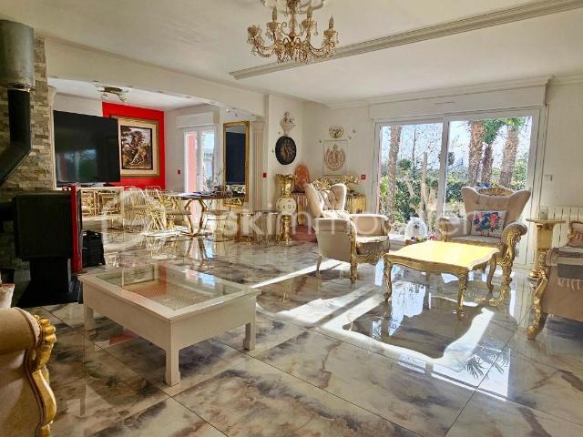 BLAINVILLE SUR ORNE, GRANDE MAISON FAMILIALE, 1 SUITE PARENTALE, 3 CHAMBRES, 3 SDB, VÉRANDA, 2 GARAGES, JARDIN MEDITERRANÉEN ET CLOS