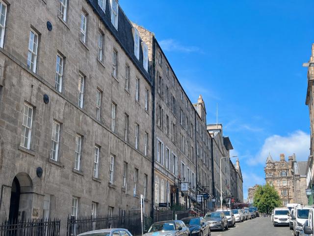 Blair Street, Edinburgh, EH1 1QR 3 bed flat to rent £2,450 pcm £565 pw