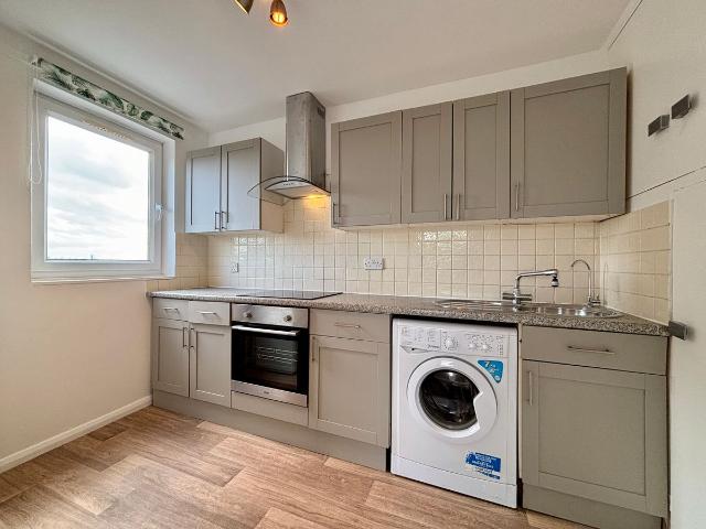 Blake House, Beckenham BR3, 2 bed flat to rent, £1,700 pcm | PrimeLocation