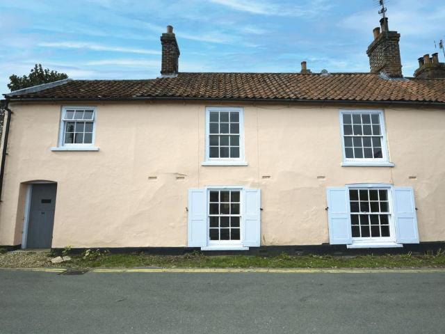 Blakeney 2 bed terraced house to rent £1,200 pcm £277 pw