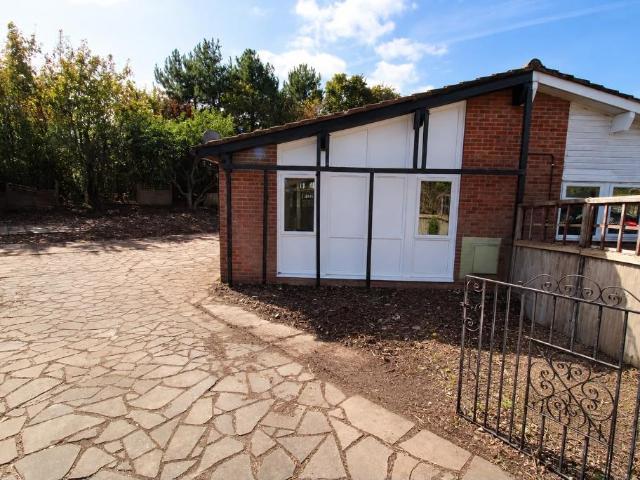 Blakelands, Milton Keynes MK14 3 bed detached house to rent £1,675 pcm £387 pw