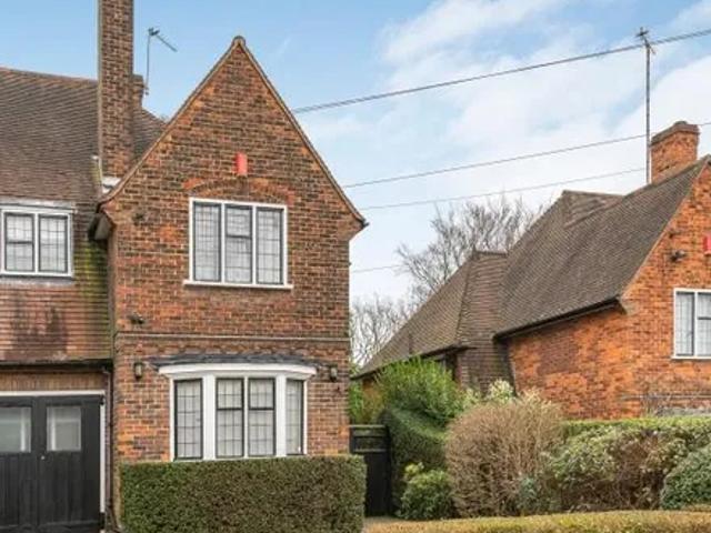 Blandford Close, London, N2 0DH, United Kingdom | 4 bed house for rent #139067856 | Rentberry