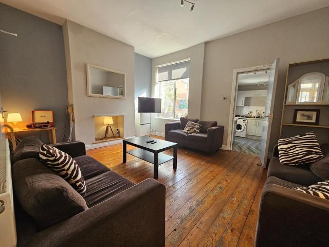 Blandford Gardens, Leeds 5 bed house to rent £3,120 pcm £720 pw