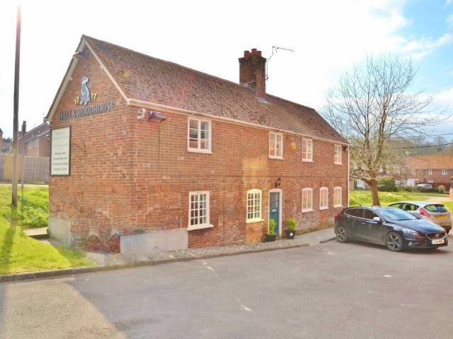 Blandford St Mary 1 bed flat to rent £675 pcm £156 pw
