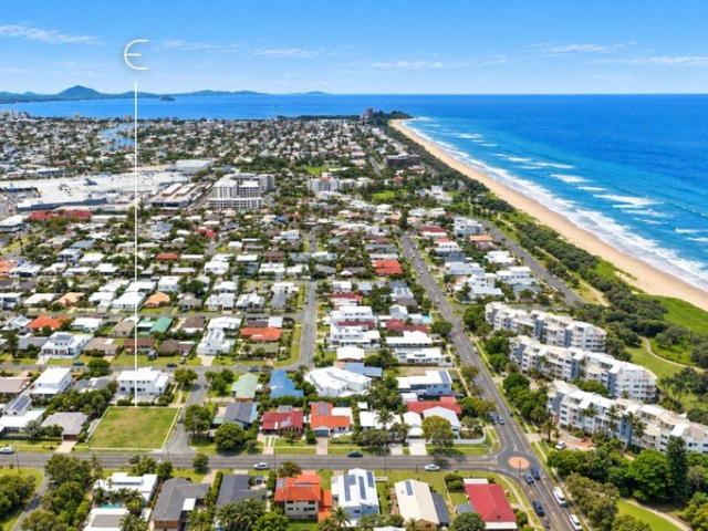 Blank Canvas, Beachside Buddina 200m to the Sand