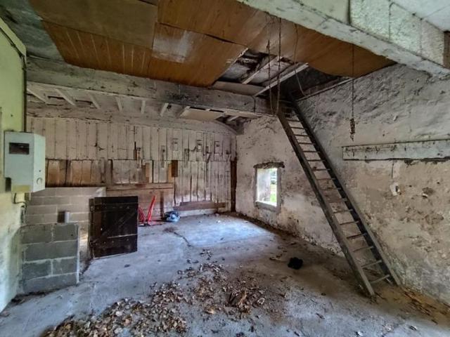 BLANQUEFORT Parcelle 300m² avec bâtiment stockage 135m² en R+1 79 000