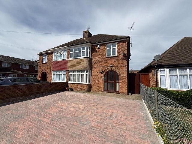 Bletchley 3 bed semi detached house to rent £1,600 pcm £369 pw