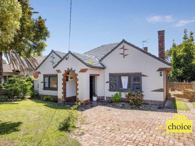 Blend of Period Grandeur, Ornate ceiling, Big family house Multistory development options New HCTZ1 Zone and NO HERITAGE Overlays