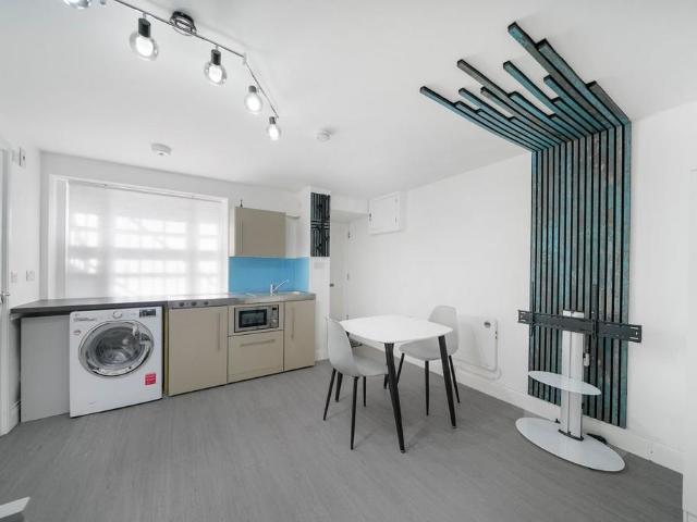 Blenheim Terrace, St John's Wood. Studio to rent £1,600 pcm £369 pw