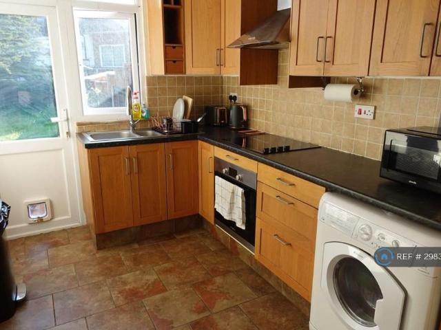 Blenheim Avenue, Ilford, IG2 1 bed in a house share to rent £1,000 pcm £231 pw