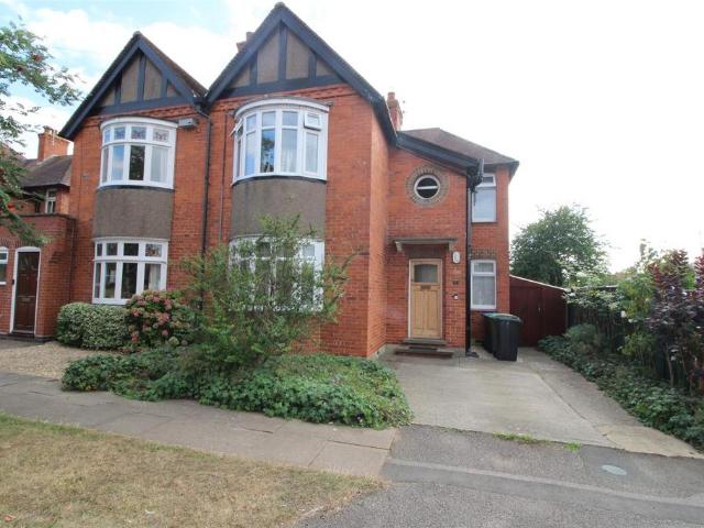 Blenheim Avenue, Stony Stratford. 3 bed semi detached house to rent £1,695 pcm £391 pw