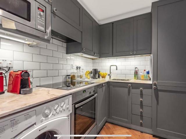 Blenheim Crescent, London W11, 1 bed flat to rent, £2,400 pcm | PrimeLocation