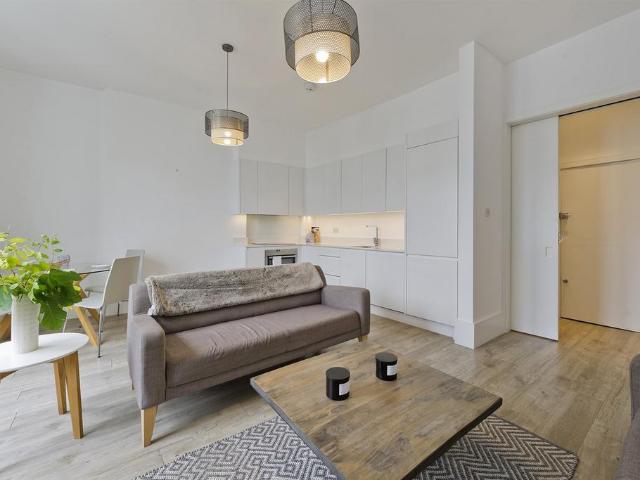 Blenheim Crescent, London, W11 2 bed flat to rent £7,367 pcm £1,700 pw