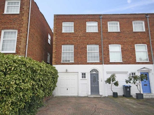 Blenheim Gardens, Kingston Upon. 4 bed house to rent £3,100 pcm £715 pw