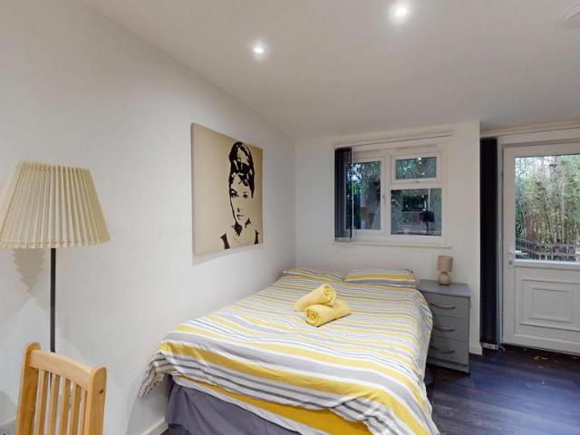 Blenheim Gardens, London NW2 Studio to rent £1,280 pcm £295 pw