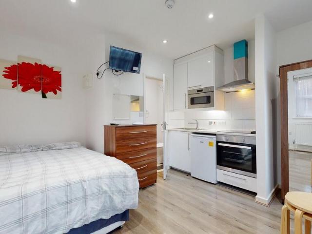 Blenheim Gardens, London NW2 Studio to rent £1,350 pcm £312 pw