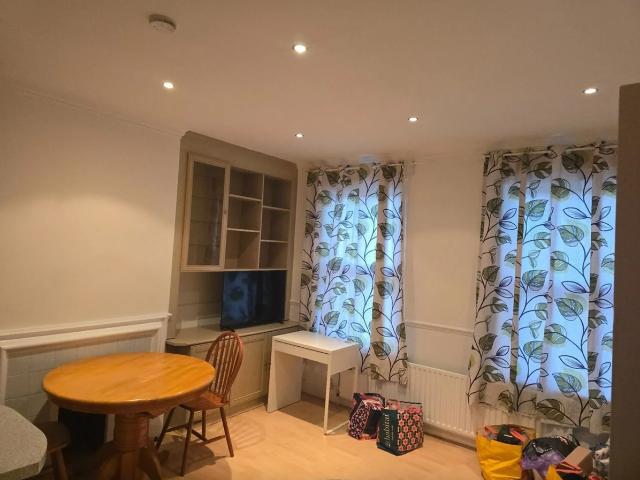 Blenheim Gardens, Wallington SM6, 2 bed flat to rent, £1,750 pcm | PrimeLocation