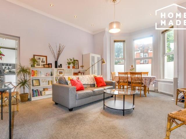 Blenheim Gardens, Willesden Green, NW2 3 bed ground floor flat to rent £2,850 pcm £658 pw