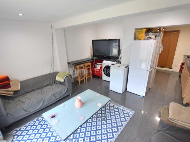Blenheim Road, Reading 6 bed terraced house to rent £4,050 pcm £935 pw