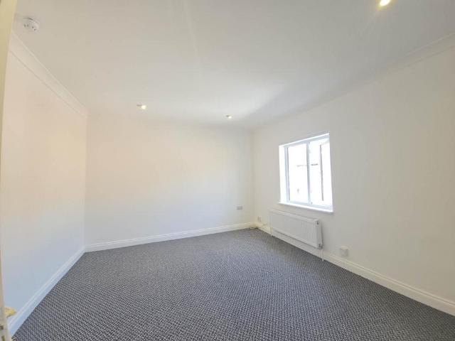 Blenheim Road, Reading RG1 4 bed terraced house to rent £2,500 pcm £577 pw